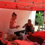 Marie-Paule devant son stand de vente de tissu